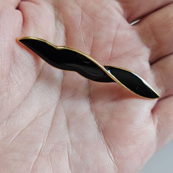 Gold plated black enamel brooch - Picture 1 of 10